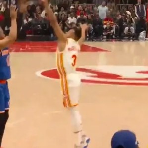 命中率很高！老鹰开局9中5得到14分，尼克斯则9中6得到13分